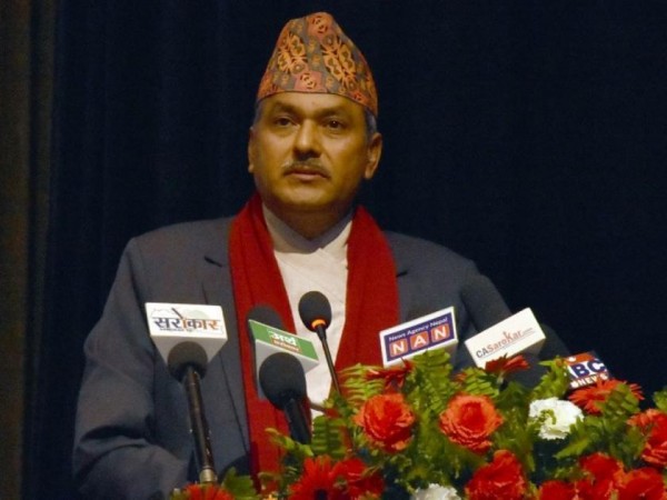 गभर्नर अधिकारी चौतर्फी घेरामा, राजीनामा दिन  दबाब