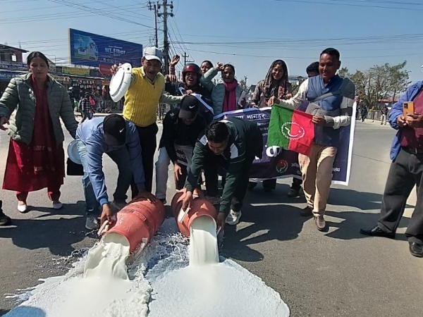 सुदूरपश्चिमका दुग्ध उत्पादक किसानले दुध पोखेर गरे सडकमा प्रदर्शन