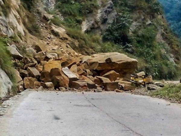 गल्छी–रसुवागढीमा ठूलो खोलानजिक पहिरो जादा सडक अवरुद्ध