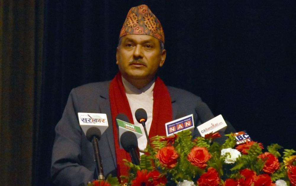 एउटै घरानाबा व्यापारिकले कर्जा लिँदा अर्थतन्त्रमा जोखिम भयोः  गभर्नर अधिकारी