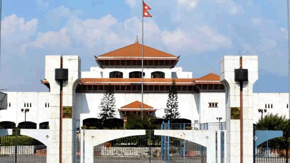 गभर्नर अधिकारी माथि छानबिन गर्न सांसदहरूको माग