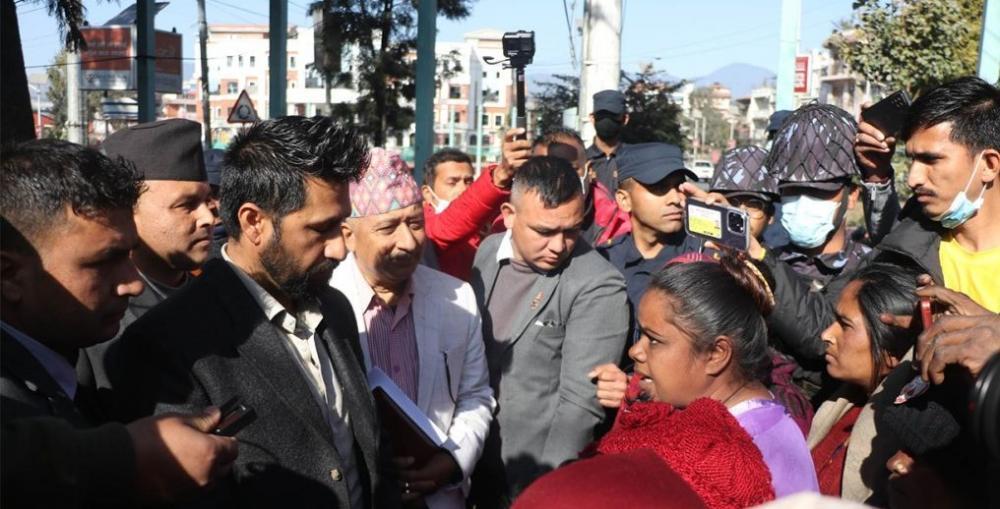 गृहमन्त्रीले भेटे निर्मला कुर्मीको न्यायको माग गर्दै आन्दोलनरत अधिकारकर्मीलाई, होला त न्याए ?