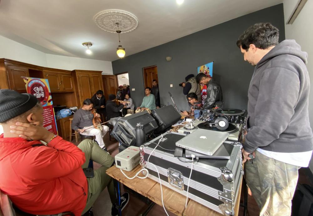 नेपाली र अमेरिकी कलाकार सारंगीमा हिपहपको धुन सिर्जना गर्दै