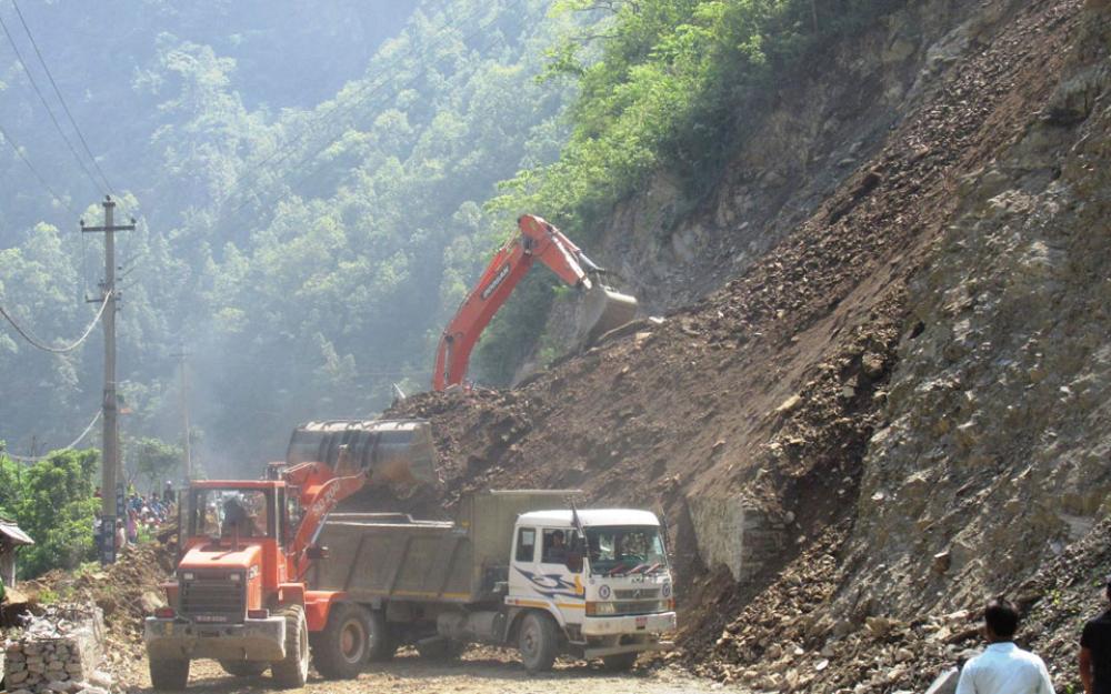 नारायणगढ–मुग्लिन सडक खण्ड पहिरोको जोखिममा   