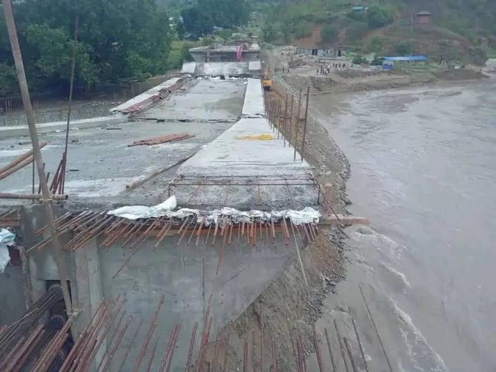 मन्थली कुनौरी बाट भटौली जोड्ने निर्माणधीन पुल भाँचियो